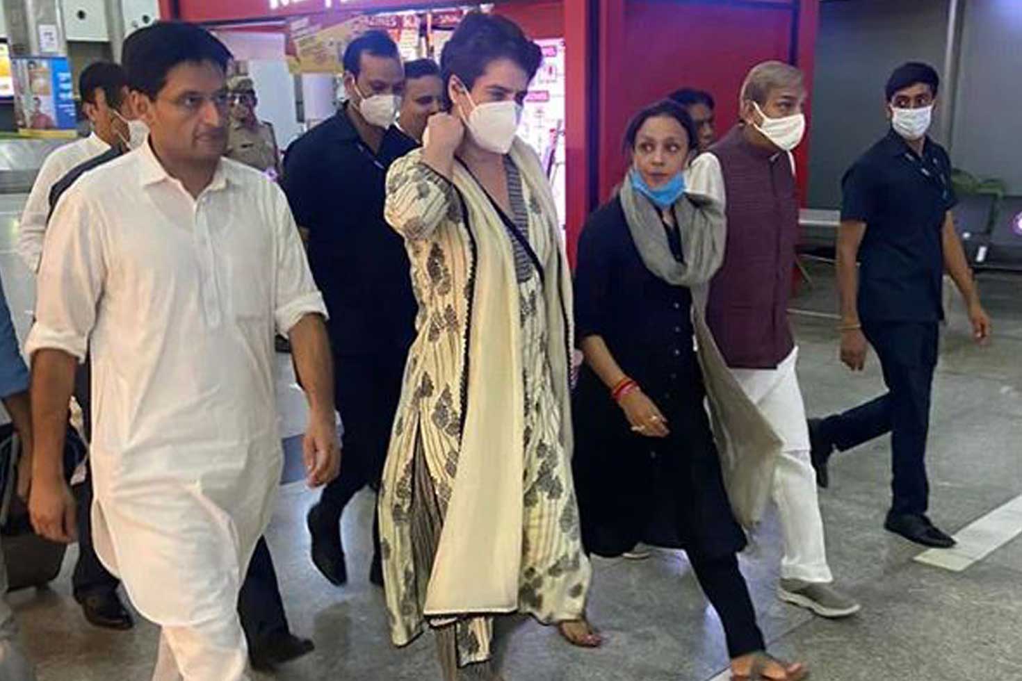 প্রিয়াংকা গান্ধী আটক